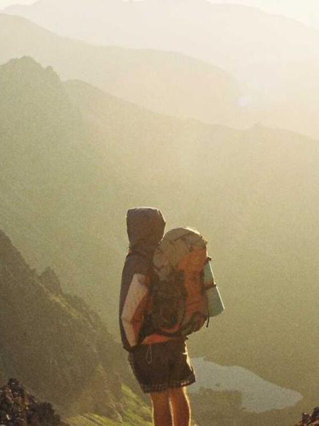 Webstories são formatos visuais e interativos para contar histórias na web, com navegação rápida, foco em mobile e integração a plataformas como Google, ampliando alcance e engajamento.